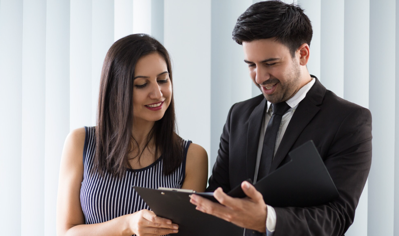 Ejecutivos de banco y fintech analizando un programa de lealtad para aumentar uso de tarjetas en México